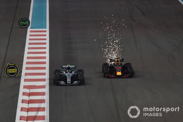 Valtteri Bottas, Mercedes-AMG F1 W09 y Daniel Ricciardo, Red Bull Racing RB14