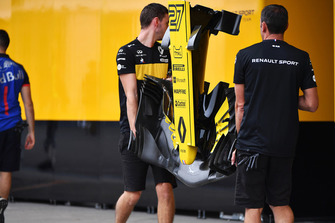 Les mécaniciens Renault avec un aileron avant de la R.S.18