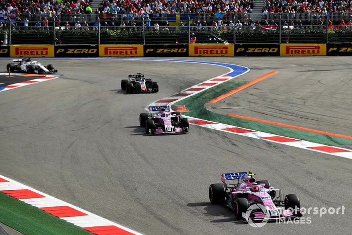 Esteban Ocon, Racing Point Force India VJM11 y Sergio Perez, Racing Point Force India VJM11