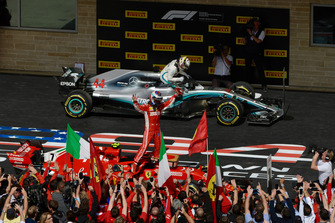 Il vincitore della gara Kimi Raikkonen, Ferrari SF71H festeggia nel parco chiuso con Lewis Hamilton, Mercedes-AMG F1 W09, sullo sfondo