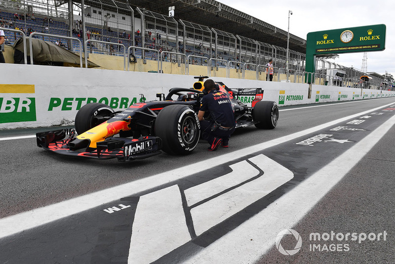 Daniel Ricciardo, Red Bull Racing RB14 à l'arrêt dans la voie des stands