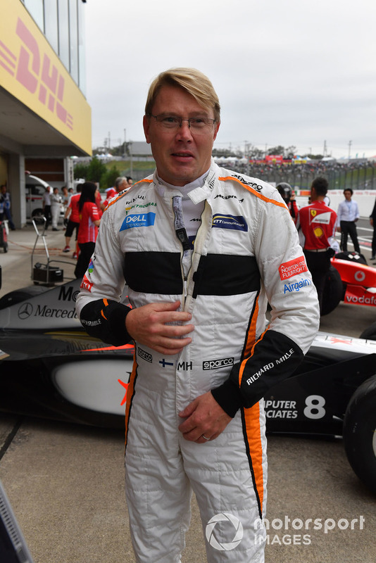Mika Häkkinen pilote la McLaren MP4/13 à Suzuka