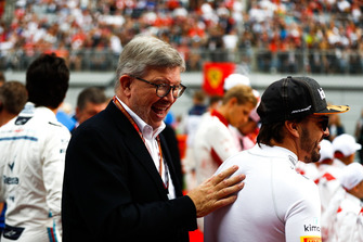 Ross Brawn, Managing Director of Motorsports, FOM, ve Fernando Alonso, McLaren, on the grid
