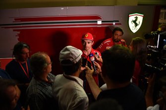 Charles Leclerc, Ferrari, parla con i media
