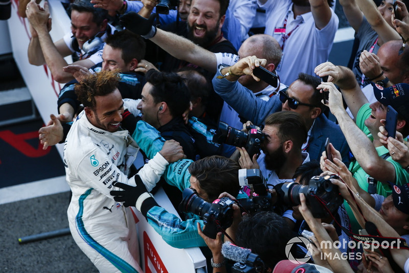Ganador de la carrera Lewis Hamilton, Mercedes AMG F1, celebra con el equipo