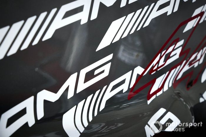 El dorsal #44 de Lewis Hamilton, y la marca de Mercedes en el Mercedes W12 de F1