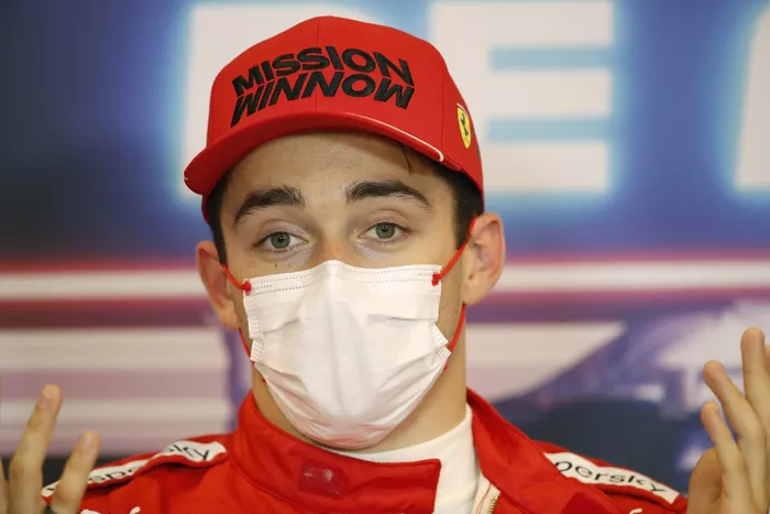 Pole man Charles Leclerc, Ferrari en la rueda de prensa posterior a la clasificación
