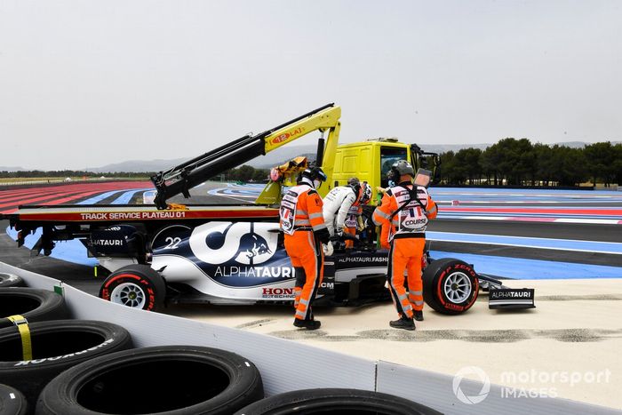 Yuki Tsunoda, AlphaTauri AT02, es asistido por los comisarios de pista tras estrellarse en la Q1