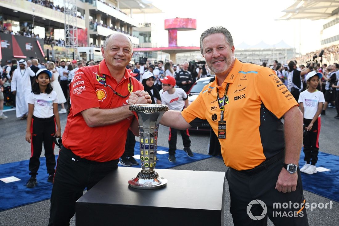 Frederic Vasseur, dyrektor zespołu i dyrektor generalny Scuderia Ferrari, Zak Brown, dyrektor generalny McLaren Racing, na starcie z trofeum mistrzostw konstruktorów przed startem.