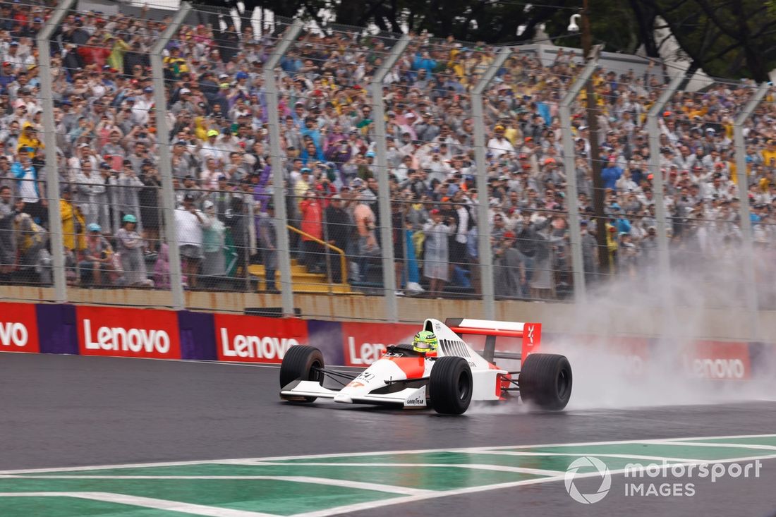 Lewis Hamilton conduce el McLaren MP4/5B de Ayrton Senna