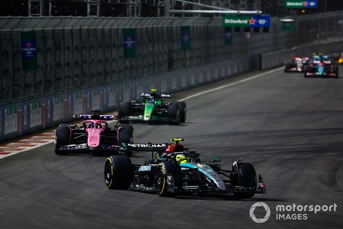 Lewis Hamilton, Mercedes F1 W15, Esteban Ocon, Alpine A524, Zhou Guanyu, Stake F1 Team KICK Sauber C44