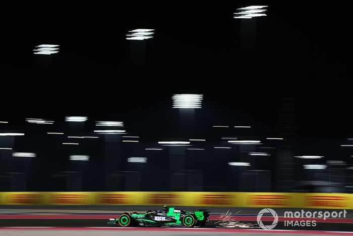 Zhou Guanyu, KICK Sauber C44, echa chispas