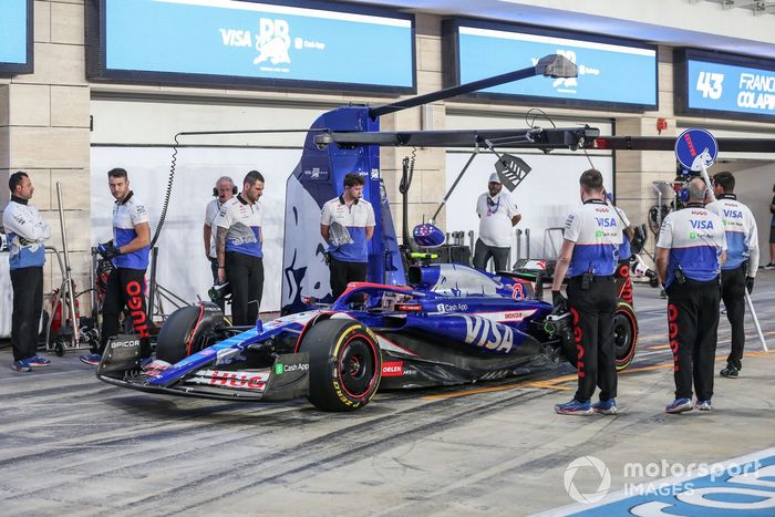 Yuki Tsunoda, RB F1 Team VCARB 01, en boxes durante los entrenamientos