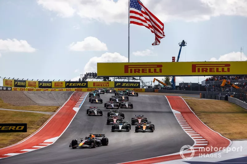 Max Verstappen, Red Bull Racing RB20, Lando Norris, McLaren MCL38, George Russell, Mercedes F1 W15, the rest of the field away