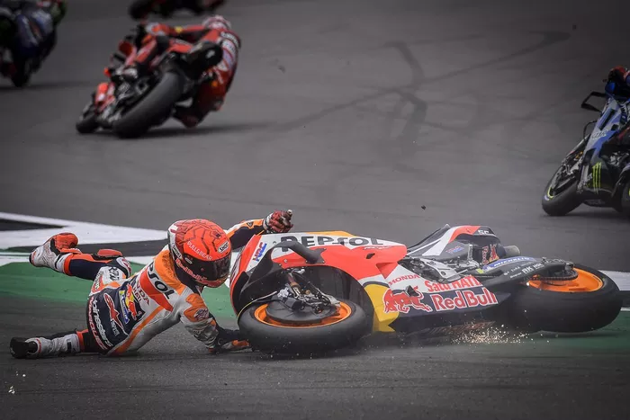 Marc Márquez, Repsol Honda Team, se cae en el GP de Gran Bretaña