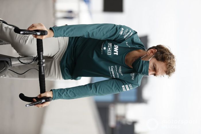 Sebastian Vettel, Aston Martin en su bici