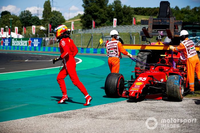 Carlos Sainz Jr., el Ferrari SF21 choca en la clasificación