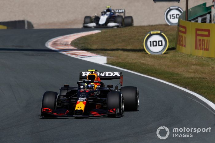 Sergio Pérez, Red Bull Racing RB16B, Nicholas Latifi, Williams FW43B