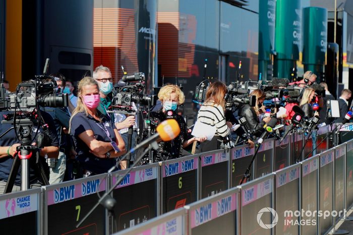 Reporteros y representantes de los medios de comunicación