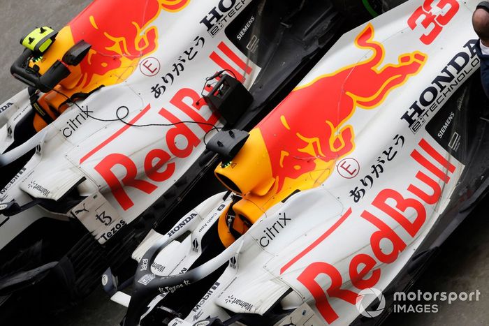 Los coches de Max Verstappen, Red Bull Racing RB16B, 2ª posición, y Sergio Pérez, Red Bull Racing RB16B, 3ª posición, en Parc Ferme