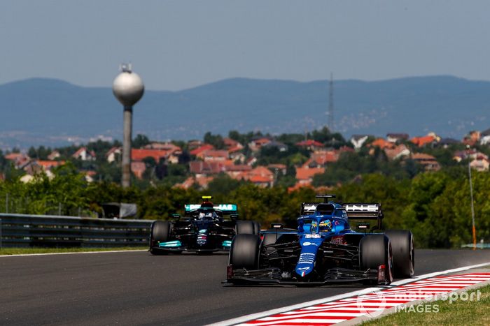 Fernando Alonso, Alpine A521, Valtteri Bottas, Mercedes W12