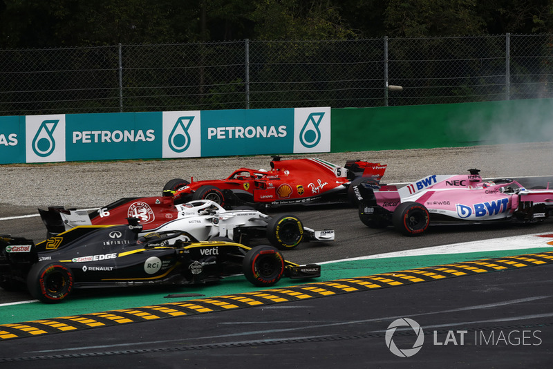 Sebastian Vettel, Ferrari SF71H en dirección contraria tras tocarse con Lewis Hamilton, Mercedes AMG F1 W09