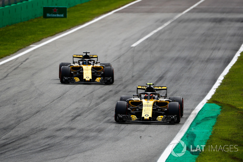 Carlos Sainz Jr., Renault Sport F1 Team RS 18, leads Nico Hulkenberg, Renault Sport F1 Team RS 18