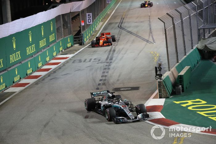 Lewis Hamilton, Mercedes AMG F1 W09 EQ Power+, Sebastian Vettel, Ferrari SF71H 