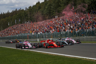 Esteban Ocon, Racing Point Force India VJM11, Sebastian Vettel, Ferrari SF71H, Lewis Hamilton, Mercedes AMG F1 W09 and Sergio Perez, Racing Point Force India VJM11 battle on lap one
