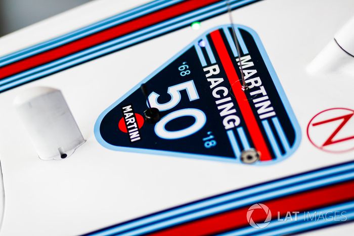 Una pegatina celebrando su 50º aniversario en el Williams FW41
