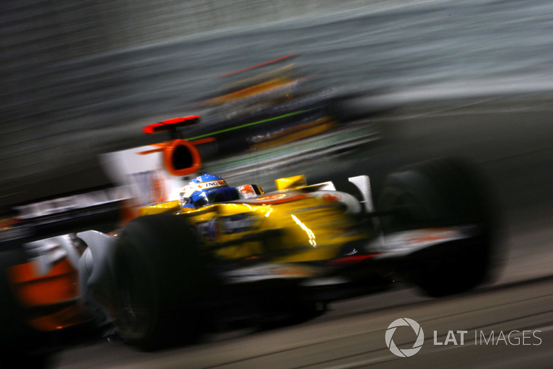 Fernando Alonso, Renault F1 Team R28 delante de David Coulthard, Red Bull Racing RB4 Renault