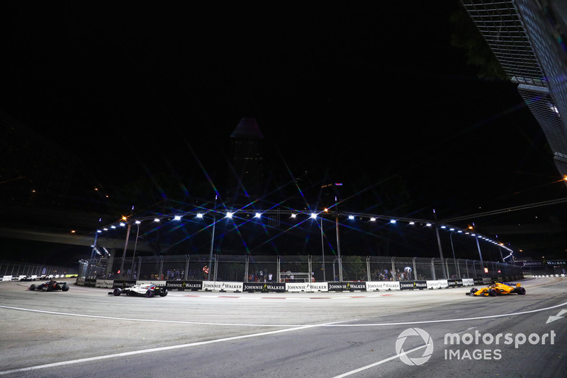 Brendon Hartley, Toro Rosso STR13, precede Sergey Sirotkin, Williams FW41, e Stoffel Vandoorne, McLaren MCL33