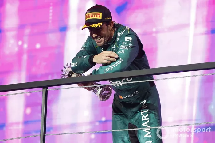 Podio: tercer lugar Fernando Alonso, Aston Martin F1 Team antes de ser sancionado 