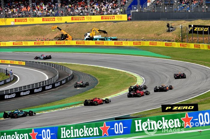 Lewis Hamilton, Mercedes W13, en el interior de la pista tras el contacto con Max Verstappen, Red Bull Racing RB18