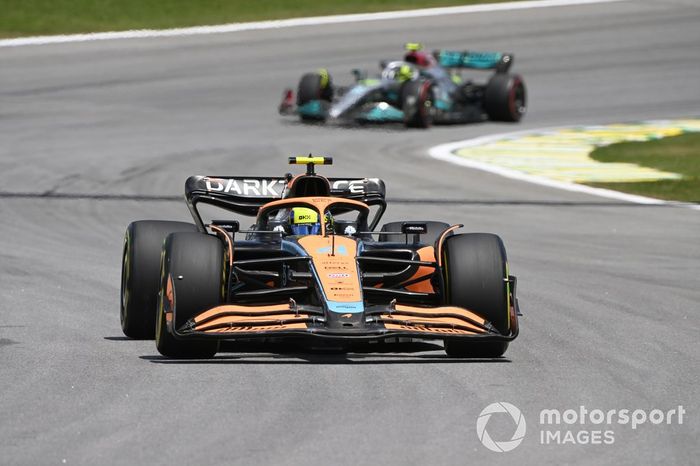 Lando Norris, McLaren MCL36, Lewis Hamilton, Mercedes W13