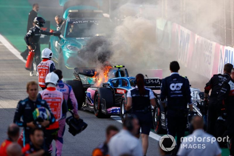 El coche de Esteban Ocon, Alpine A522, en llamas en el Parc Ferme