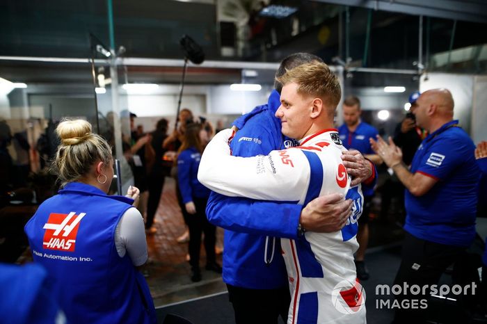 Guenther Steiner, director del equipo Haas F1, abraza a Mick Schumacher, equipo Haas F1