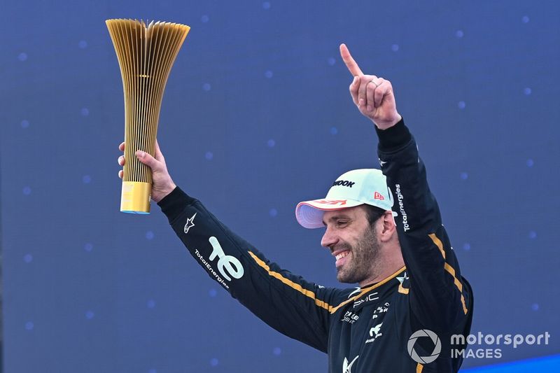 Jean-Eric Vergne, DS Penske, celebra su victoria en el ePrix de Hyderabad con el trofeo