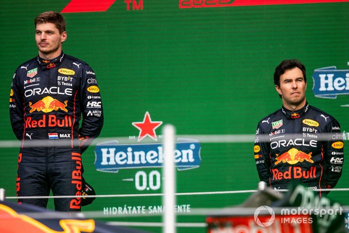 Podio: ganador Max Verstappen, Red Bull Racing, tercer lugar  Sergio Pérez, Red Bull Racing