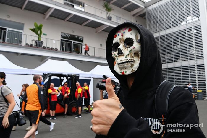 Daniel Ricciardo, McLaren con una máscara de calavera