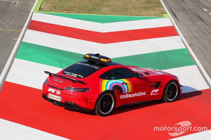 El safety car de Mercedes pintado de rojo en homenaje a la carrera número 1000 de Ferrari
