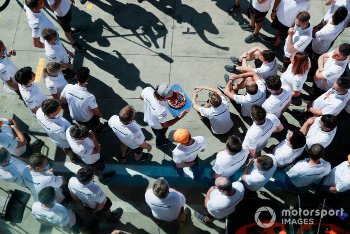 Carlos Sainz Jr., McLaren, con el pastel de cumpleaños