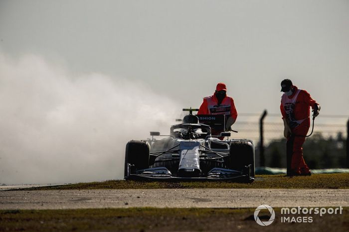 El monoplaza de Pierre Gasly, AlphaTauri AT01 es retirado por los oficiales
