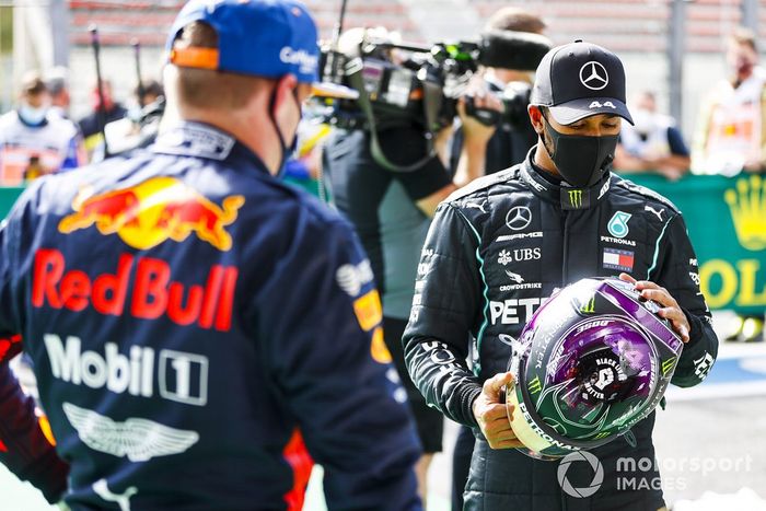 Ganador de la pole Lewis Hamilton, Mercedes-AMG F1 y el tercer puesto Max Verstappen, Red Bull Racing en Parc Ferme 