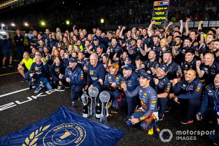 Adrian Newey, director técnico de Red Bull Racing, Helmut Marko, asesor de Red Bull Racing, Max Verstappen, Red Bull Racing, Christian Horner, director del equipo, Red Bull Racing, Sergio Pérez, Red Bull Racing, celebrando la victoria y el mundial