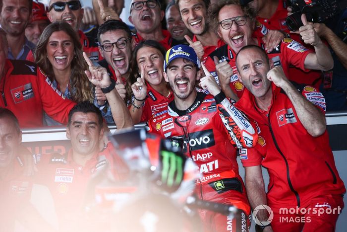 Ganador Francesco Bagnaia, celebra con el equipo Ducati 