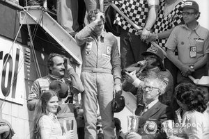 Podio: segundo lugar Clay Regazzoni, Ferrari, ganador de la carrera Niki Lauda, Ferrari, tercer lugar Emerson Fittipaldi, McLaren