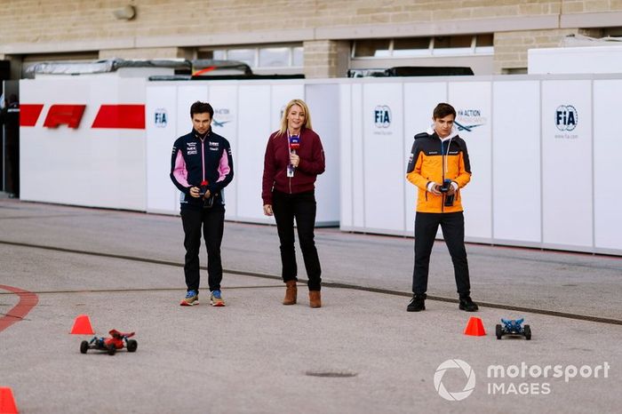 Sergio Pérez, Racing Point, y Lando Norris, McLaren, juegan con autos controlados por radio para la presentadora de Sky Rachel Brookes