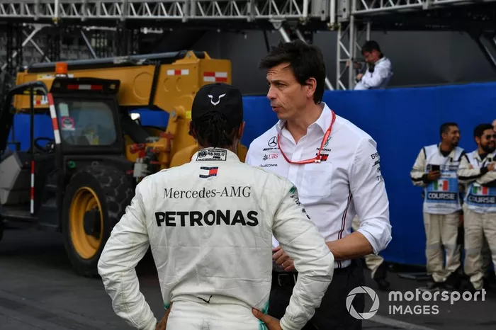 Toto Wolff, Executive Director (Business), Mercedes AMG, con Lewis Hamilton, Mercedes AMG F1, primo classificato, dopo la gara