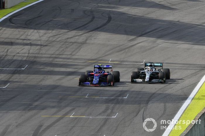 Pierre Gasly, Toro Rosso STR14, e Lewis Hamilton, Mercedes AMG F1 W10, lottano in vista della bandiera a scacchi